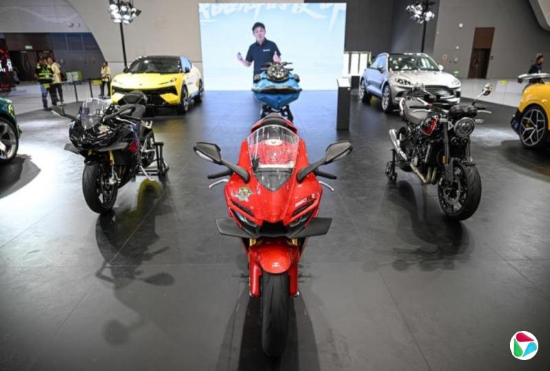 �й��ظ壺��ѩ����������� ����Ħ��������ȼ��