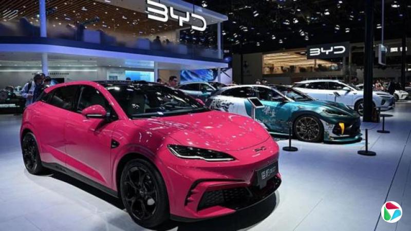 BYD����չ���ֳ�����̨�ֱ�Ϊõ��ɫ��ө���̡�����ɫ�ĳ����С�