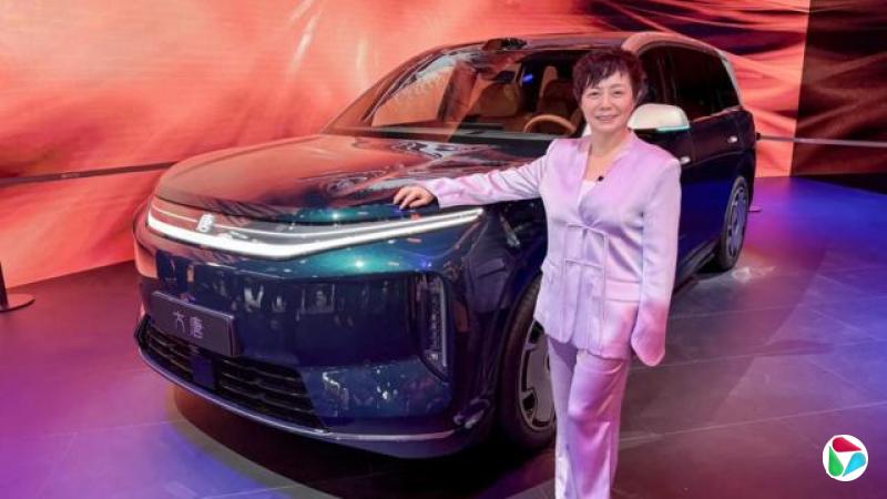 ����ǳ��ɫ�й�����װ��Ůʿվ��һ̨���ǵ��Ƴ����Աߣ����Ц�ݡ�