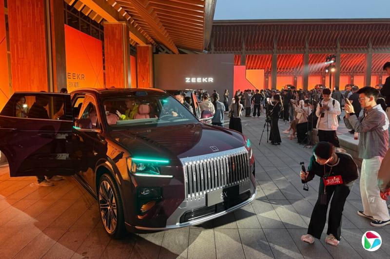 ����������չ�����¿�Zeekr 8X���ʽ��϶���SUVģ�͡�