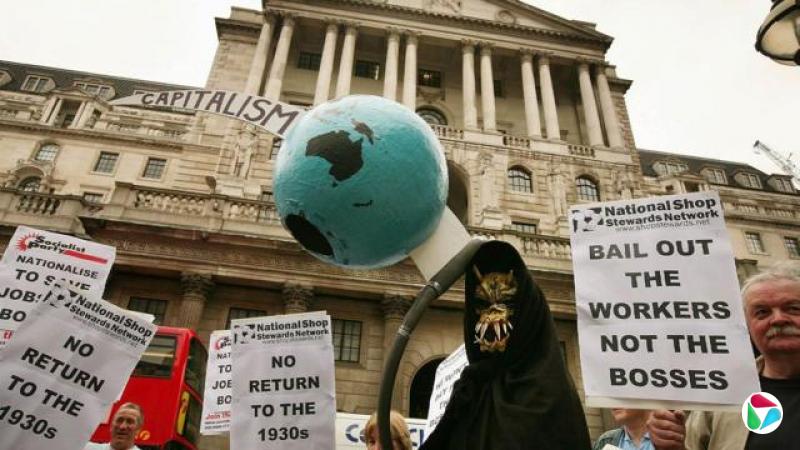 2008��10��13�գ����׶ؾ��еĿ����У�һ������װ������ֳ�һ���������̴��ĵ����ǣ�վ��Ӣ��������ǰ��