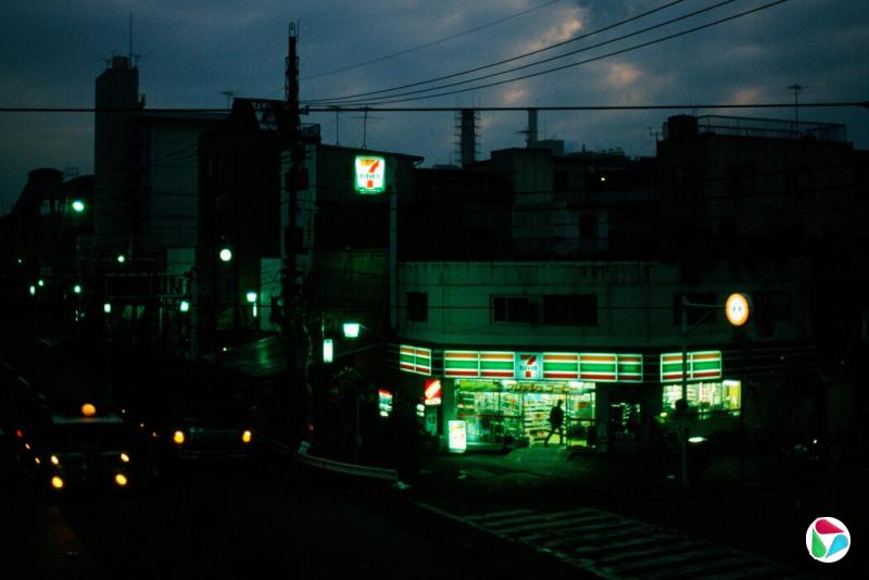 �ձ��׼�7-Eleven�ŵ꣬����1988�ꡣ����ľ���ĵ��쵼�£������꿪ʼ�����ձ��˵��ճ����