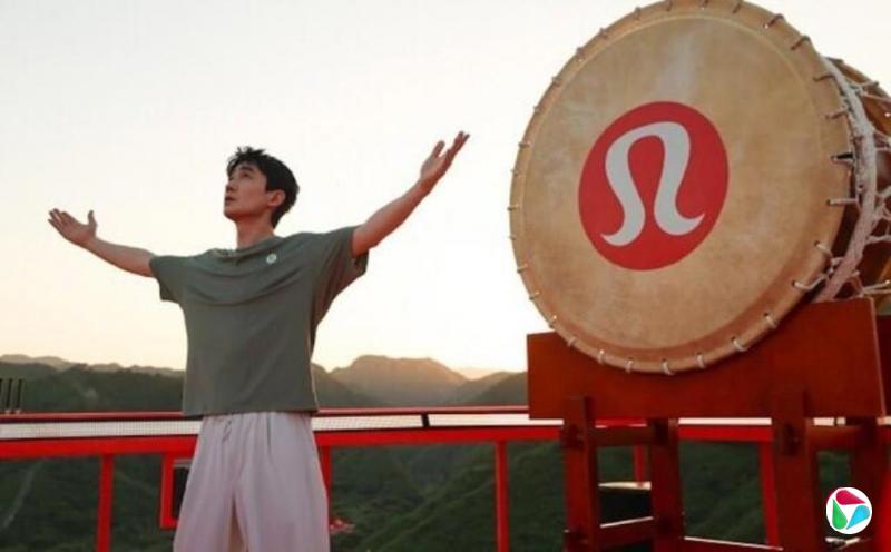 ��һ����ָ�ڳ��Ǵ���ձ�̫�� Ʒ�Ʒ�Lululemon��Ǹ