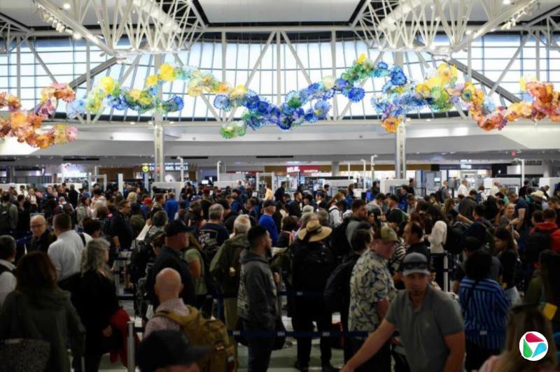 美国创纪录政府停摆期加剧航空业压力 全国40个机场或削减10%航班