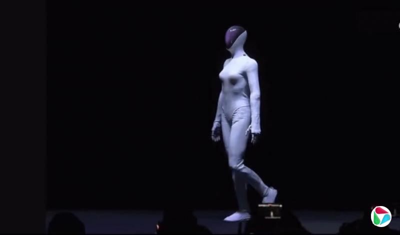 小鹏女机器人超逼真引质疑 何小鹏剪“肌肉”公开内部结构