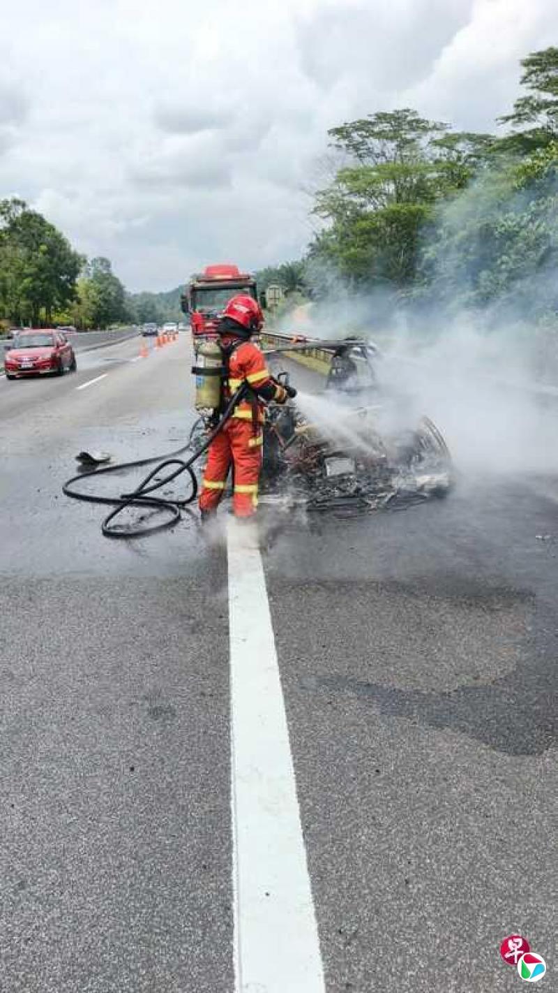 保时捷行驶中突起火 马国女驾驶惊险逃生