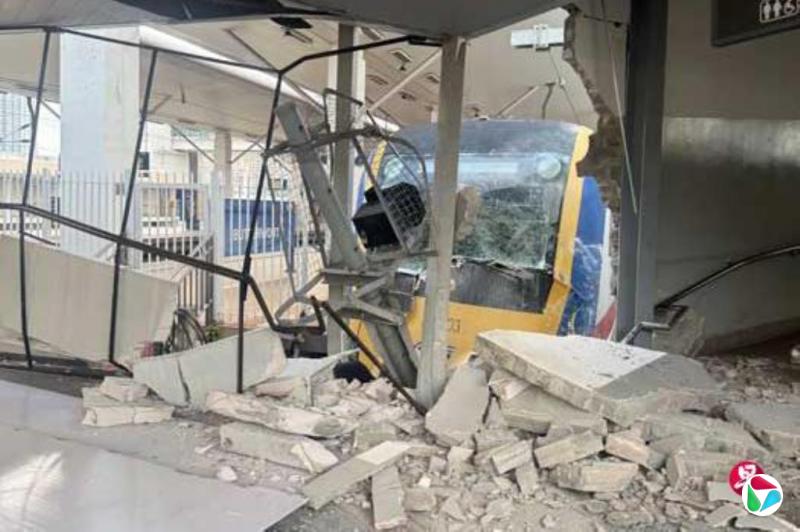 马国电动火车滑出轨 撞破北海火车站墙面