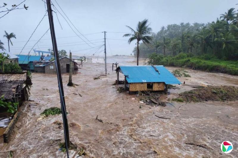 台风“凤凰”肆虐菲律宾中部和东部 造成两人身亡