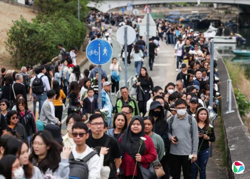 香港大火死亡人数升至146 民众悼念人龙绵延两公里