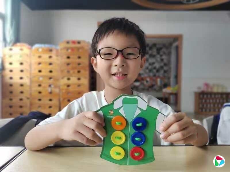 六岁的郑元鑫在移民与海关执法局在纽约市的例行登记检查中被带走,是从家长身边被带走的最年幼移民之一。