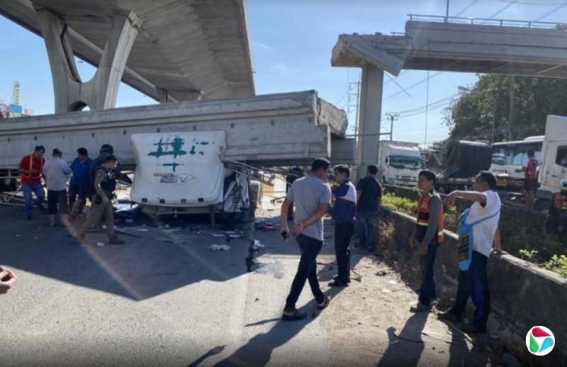 泰国罗厘拦腰撞断人行天桥 酿一死一伤