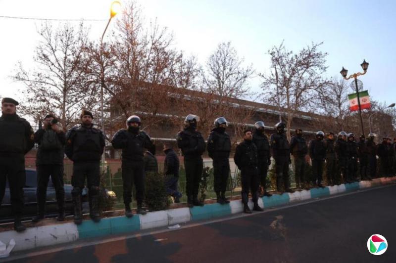 特朗普:对伊朗局势“拭目以待”