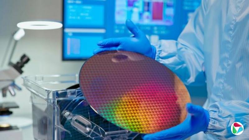 һ��������Ա����һƬ����Բ��������һ��Բ�Ρ���ƽ�ľ�Ƭ������淴����ۺ졢�졢������ɫ�Ĺ��