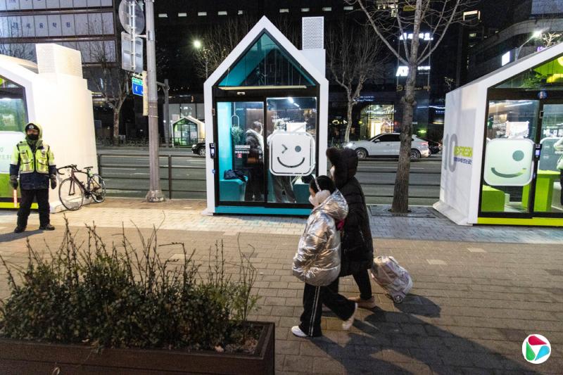 首尔设有“疗愈区”隔音空间,供学生放学后在夜晚学习或宣泄情绪。