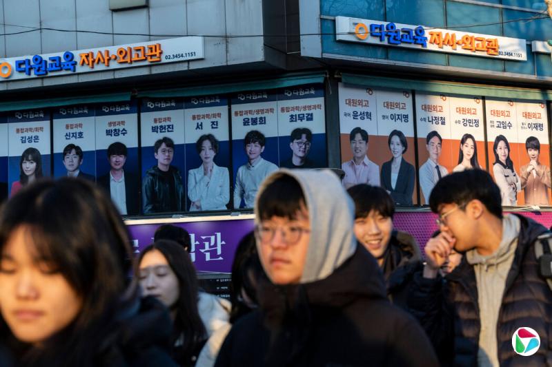首尔某补习班大楼外,“明星补习师”的广告牌林立。