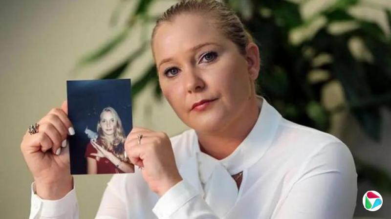 ά�����ǡ������ף�һλ�������Ů�ӣ�������ɫ�������ֳ�һ���Լ�������ʱ�ڵ���Ƭ��