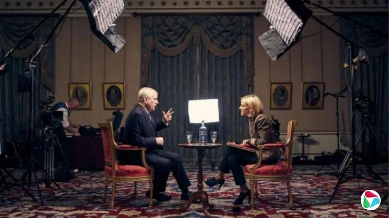 ����³��2019��BBC������֮ҹ����̸¼���ڼ��밬����÷����˹�Ի��Ĳ��Ļ��棬�ý�Ŀ����ȫ�򲥳����޴�ĵƼܸ����������Ϸ�����һյ������ͷ���߶ȣ�λ�ڴ����������룬����ɫ���������ϡ��������ɼ�һ���������׵��������ڵ����豸��÷����˹�밲��³֮��ڷ���һ�����ӣ����Ϸ�������ˮ��һƿ��Ȫˮ��