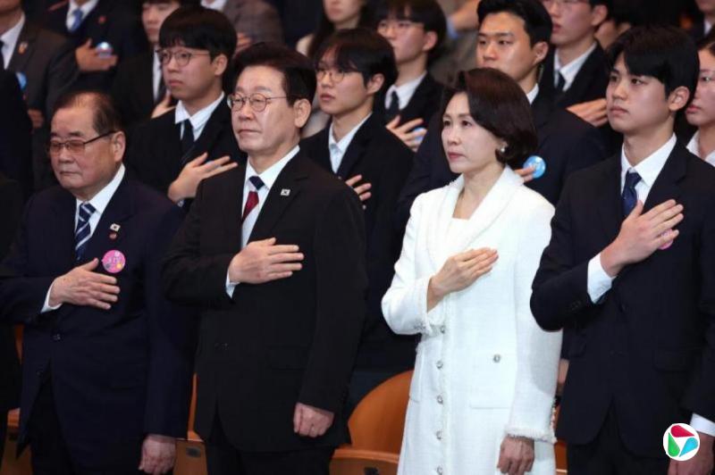 ������ͳ������ǿ�����뵺��ƽ�� ����ǰ�߻�������ע