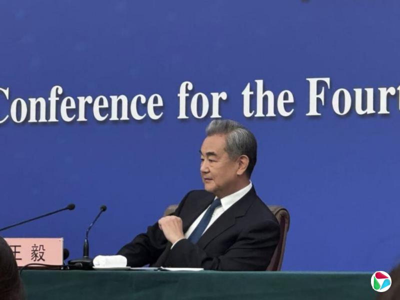 花絮:王毅轻松观赏记者自问自翻