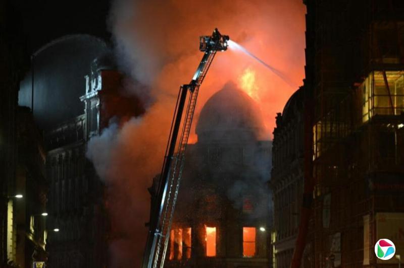 英国格拉斯哥中央车站附近建筑在大火中坍塌