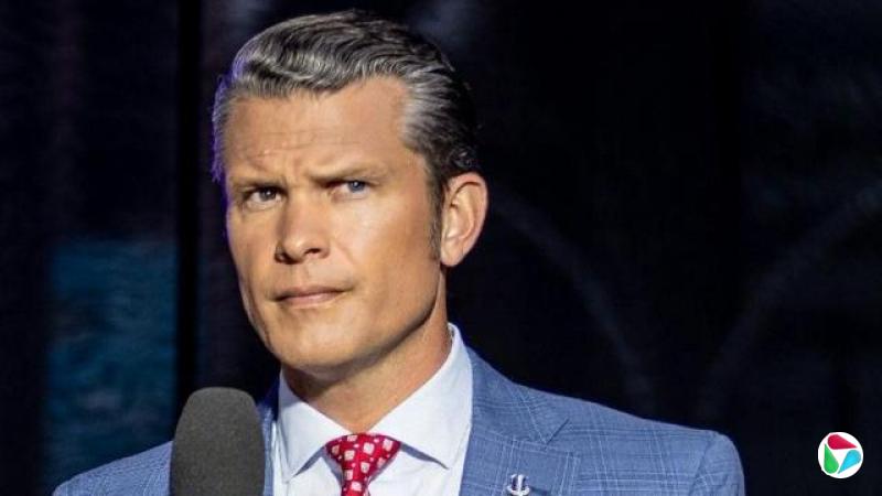 一张资料照片中,可见一名身穿蓝色西装、红色领带的人士站在麦克风前