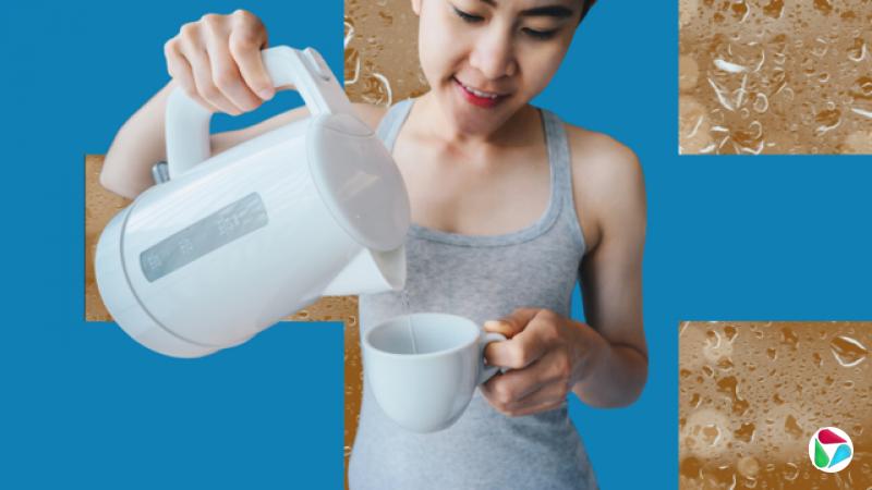 һ������ɫ���ĵ�����Ů�Դ�ˮ���ｫ��ˮ��������