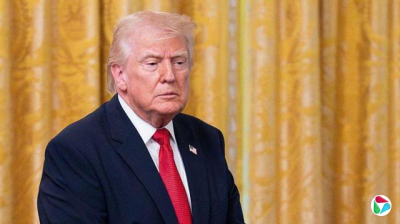 ������������ɫ�������װ���ף�վ�ڽ�ɫ����ǰ��