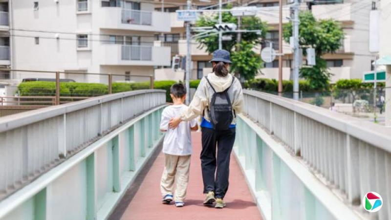 ���ͼƬ���ձ���һλŮʿ���ң����к����󣩲���ͨ��������