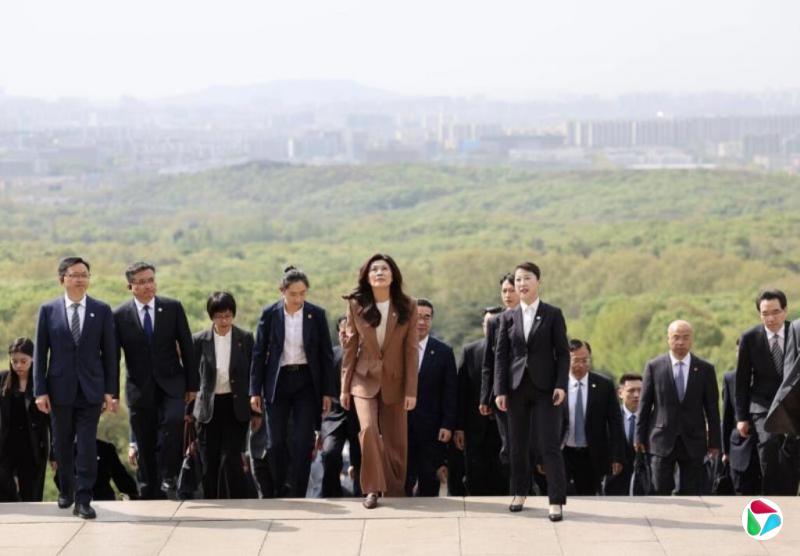 ֣���Ĵ�½�� ���Ϻ�����һŮ���ڡ�����ϼ����