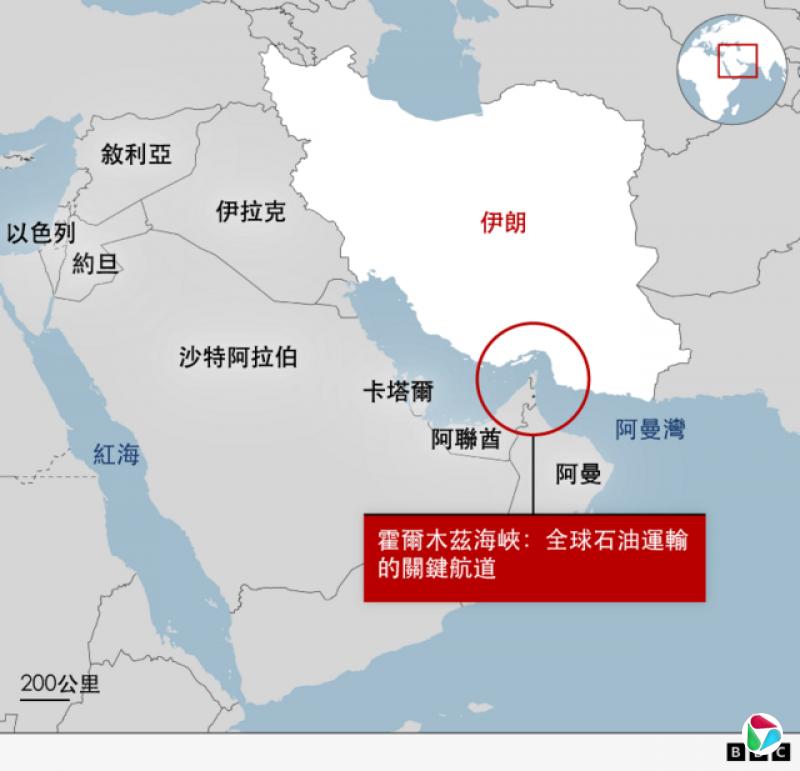 地图显示霍尔木兹海峡位于阿曼湾,是全球石油运输的重要航道。海峡位于伊朗与阿联酋、阿曼所在半岛之间。地图亦标示更广泛的中东国家,包括沙特阿拉伯、伊拉克、约旦与以色列。
