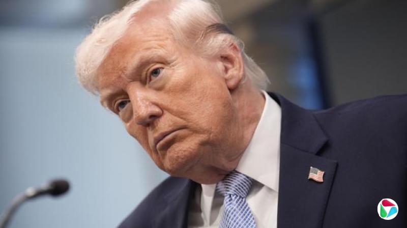 特朗普在白宫主持新闻发布会,他头拧向左侧凝视着媒体记者(6/4/2026)