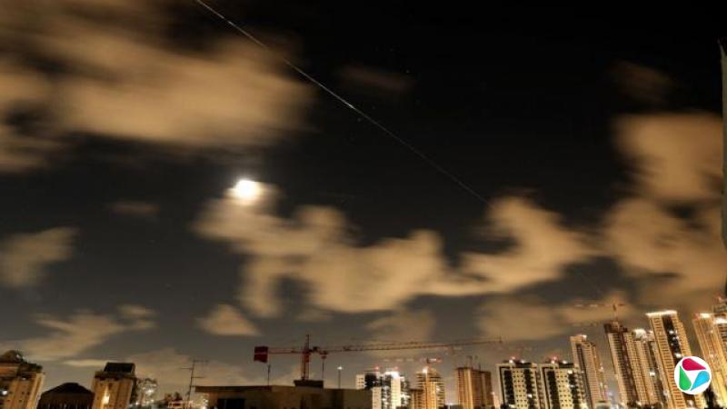 以色列内坦亚夜空中一枚空袭火箭飞过划破长空(8/4/2026)