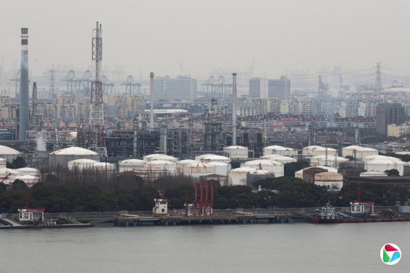 上个月,上海一家中石化工厂的储油罐及相关设施。