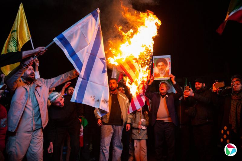 周三,在为期两周的停火协议宣布后,伊朗示威者在德黑兰焚烧美国国旗。