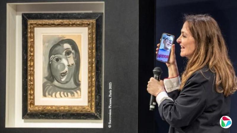 一幅以毕卡索标志性立体派风格创作的画作挂在墙上;旁边一名女子将麦克风对着她的手机,而手机萤幕上显示一名戴眼镜男子的视讯通话画面——两人都笑得十分灿烂。