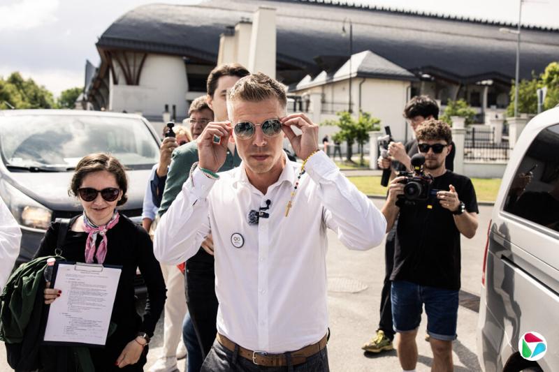 毛焦尔的着装有着鲜明的预科生风格。