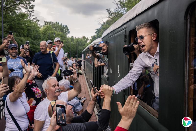 2024年,彼得·毛焦尔在维克托·欧尔班的故乡费尔切尔进行竞选活动。