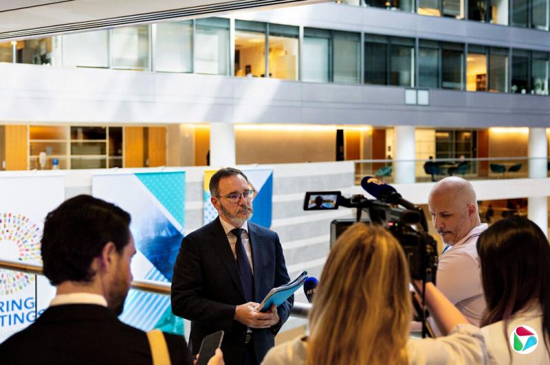 ���ʻ��һ�����֯��ϯ����ѧ��Ƥ����-����άҮ������ɳд������ս�������ԭ���ȶ��������켣����