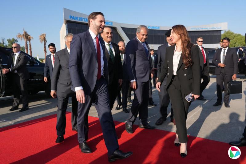 ����ĩ������21Сʱ�Ļ�̸�󣬸���ͳ��˹��δ�����ʹ�Ա���Э���������뿪�˰ͻ�˹̹��