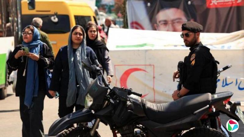 ������ͣ���ڼ䣬�ڵº���������ʲ�㳡����������Ů����һ���ڽ���վ�ڵľ��졣