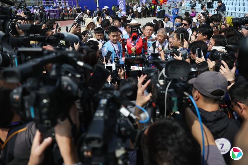 ����������ý����߷�ӵ��������ӵ����̨��ʤ�Ļ����˼�������Ŷӣ���̨���������й������ֻ���������ҫ���Ŷ��з���