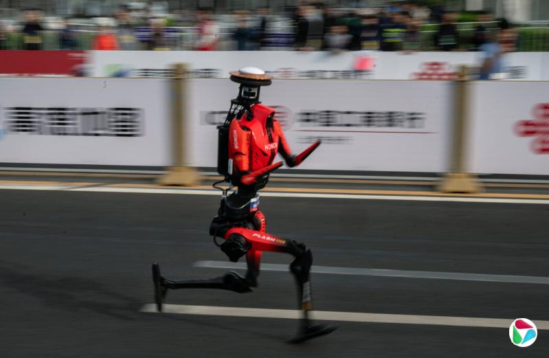 ���գ�����1.65�׵����λ����ˡ����硱�ڱ�����һ����������ɱ��������࣬Լ0.9�׳���˫�ȴ���ǰ������