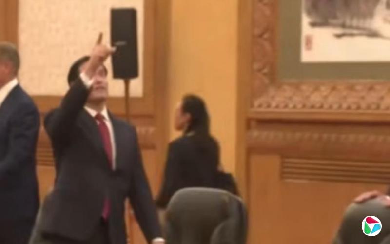中美元首会谈前 鲁比奥对会场天花板产生兴趣