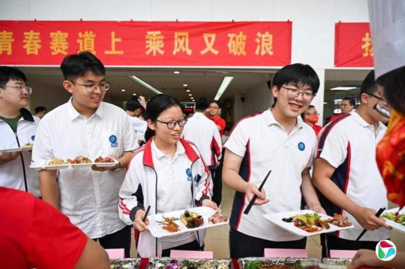 中国多地要求戴眼镜高考考生入场前接受查验